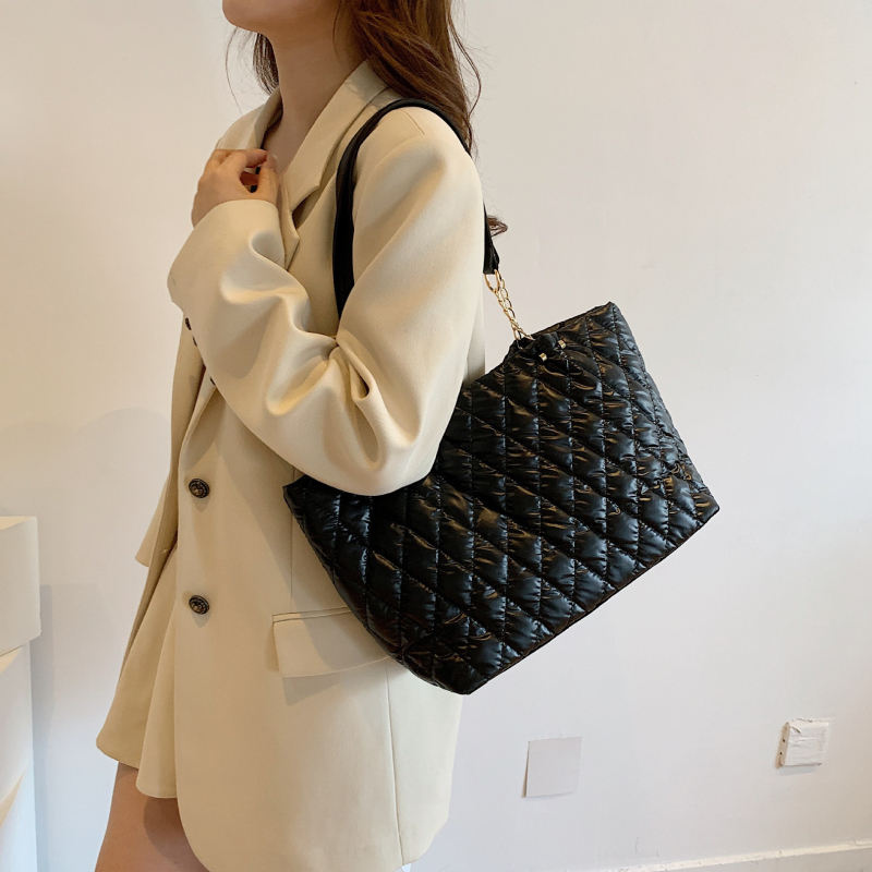 Válltáska Tote — filc anyag, vízszintes négyzetes forma, cipzáros nyitás, poliészter bélés, belső zseb a telefonhoz, dupla vállpánt