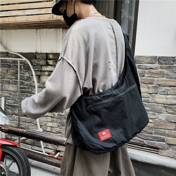 Vīriešu plecu soma stilā vestes – rāvējslēdzējs, dubultās siksnas, kokvilnas audums, horizontāla kvadrāta forma, saderīga ar 12 collu klēpjdatoru