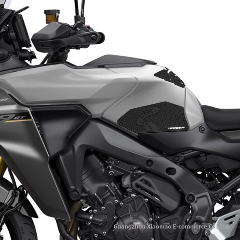 Protisklzový bočný štítok na palivový tank pre Yamaha Tracer 9/Tracer 9GT 2025