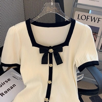 Masnis mintázatú póló, négyszögletes nyakkal, rövid ujjú, karcsúsított fazon, akril rostból