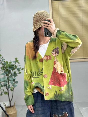 Кардиган от Mink Velvet – V-образно деколте, свободен силует, дълги ръкави, вълнен бленд с 50–70% акрил, принтиране/ боядисване