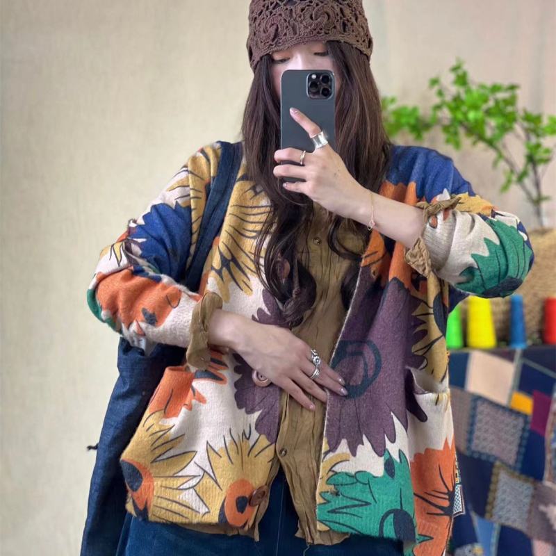 Кардиган от Mink Velvet – V-образно деколте, свободен силует, дълги ръкави, вълнен бленд с 50–70% акрил, принтиране/ боядисване