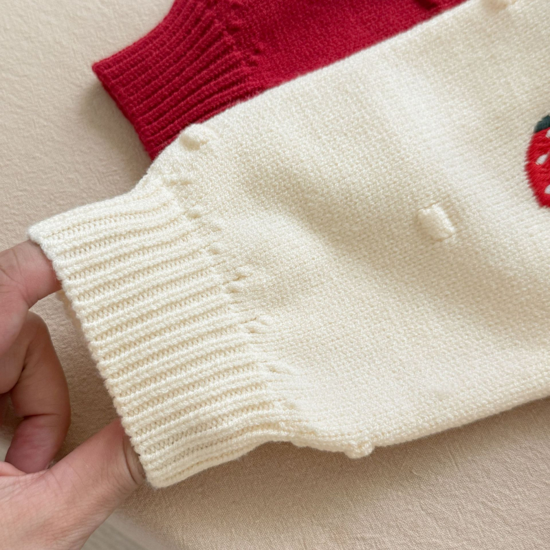 Pletena haljina za djevojčice s čipkastim ovratnikom — dugi rukavi, okrugli izrez, pulover stil, 3D detalji jagode, mekana pletenina, polyester 21%, nylon 24%, fina vunena pređa; sezona jesen-zima-proljeće