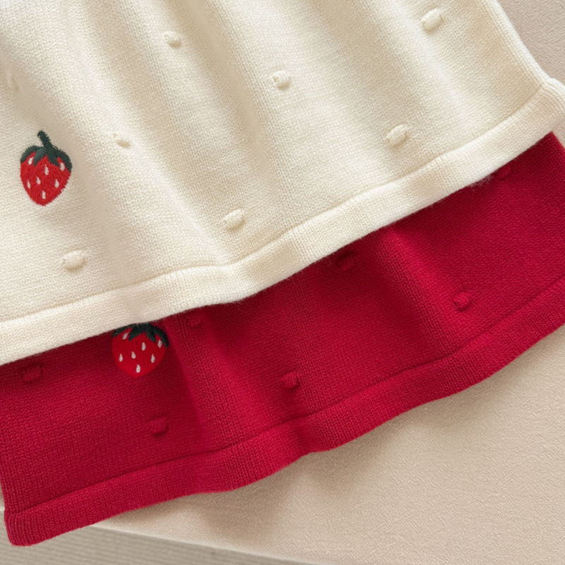 Pletena haljina za djevojčice s čipkastim ovratnikom — dugi rukavi, okrugli izrez, pulover stil, 3D detalji jagode, mekana pletenina, polyester 21%, nylon 24%, fina vunena pređa; sezona jesen-zima-proljeće