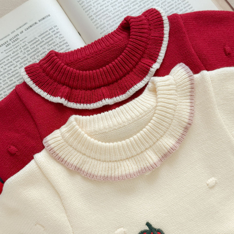 Pletena haljina za djevojčice s čipkastim ovratnikom — dugi rukavi, okrugli izrez, pulover stil, 3D detalji jagode, mekana pletenina, polyester 21%, nylon 24%, fina vunena pređa; sezona jesen-zima-proljeće