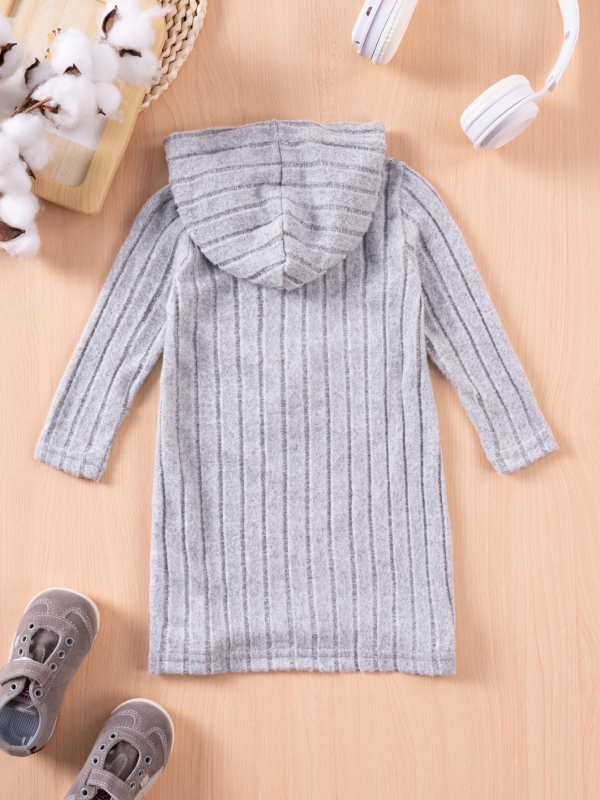 Mergaitėms skirta kapucinė suknelė su ilgomis rankovėmis, animacinė katė raštas; audinys poliesteris; sudėtis 95% poliesterio + 5% elastano; pamušalas 100% poliesteris; pavasaris/ ruduo; amžius 3–8 metai