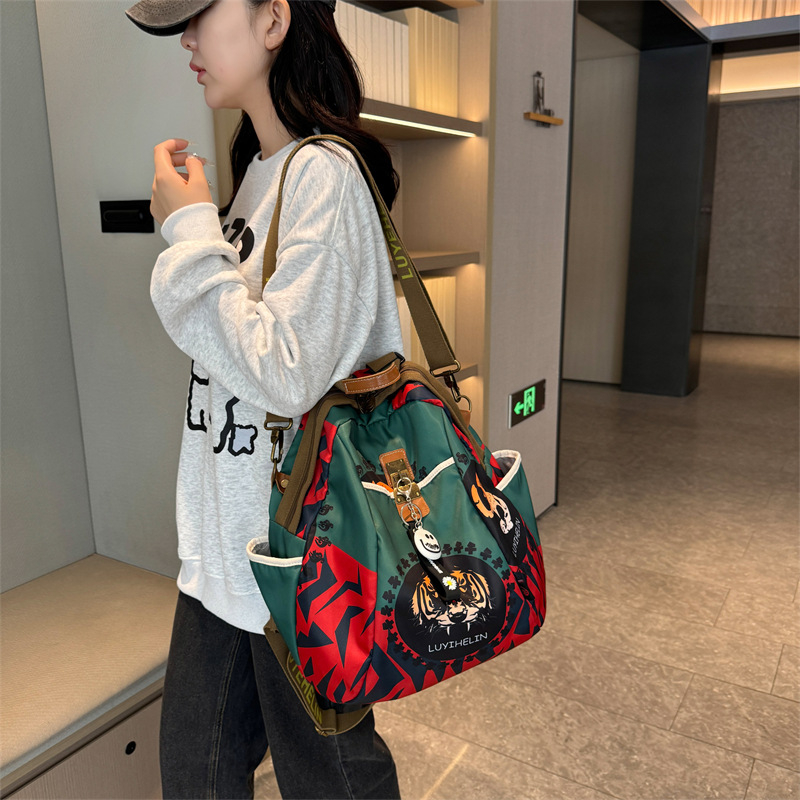 Unisex nejlon hátizsák állatmintával, 20–35 L, vízálló és kopásálló, ergonómikus hátsó panel, laptop-kompatibilis