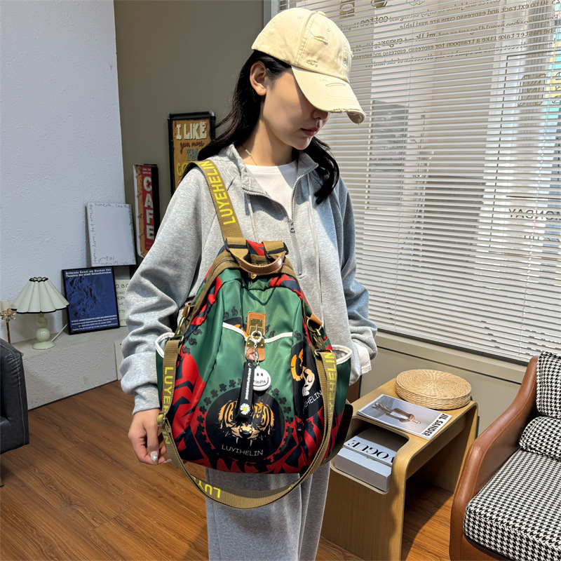 Unisex nejlon hátizsák állatmintával, 20–35 L, vízálló és kopásálló, ergonómikus hátsó panel, laptop-kompatibilis