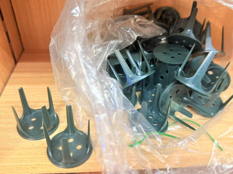 Галванизирани флорални пирони за аранжиране на цветя: M-образни и U-образни игли, метал, кутия, рязане по матрица; съдържа 600 M-типа пирони в кутия, 100 пирони в пакет, 300 допълнителни M-типа пирони