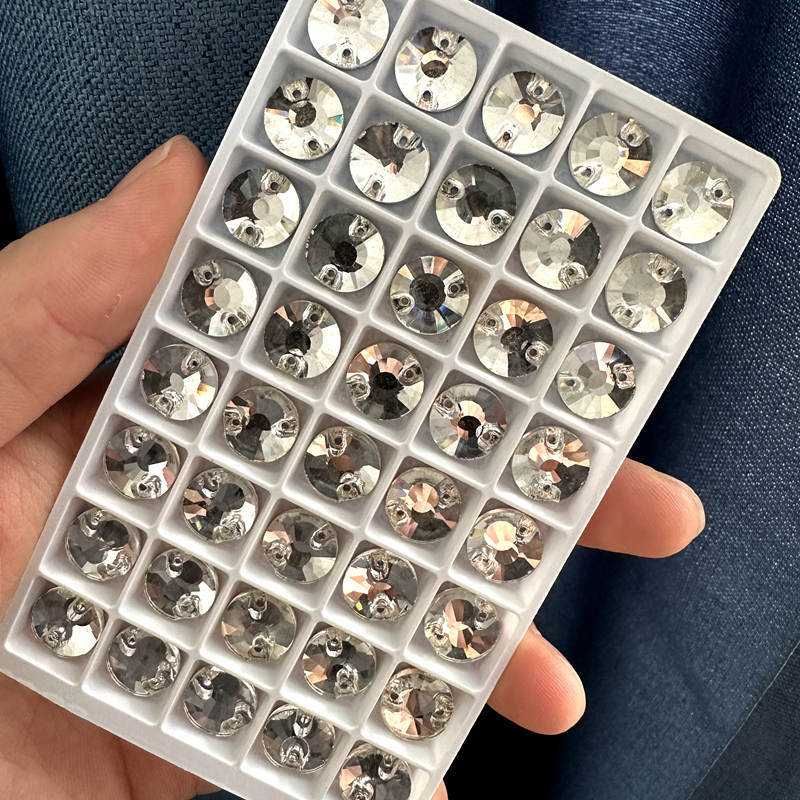 Üvegből készült rhinestone varráshoz, kettős lyukú, körsatelit rögzítés, sík aljzat, Hirback minta, elektroplating