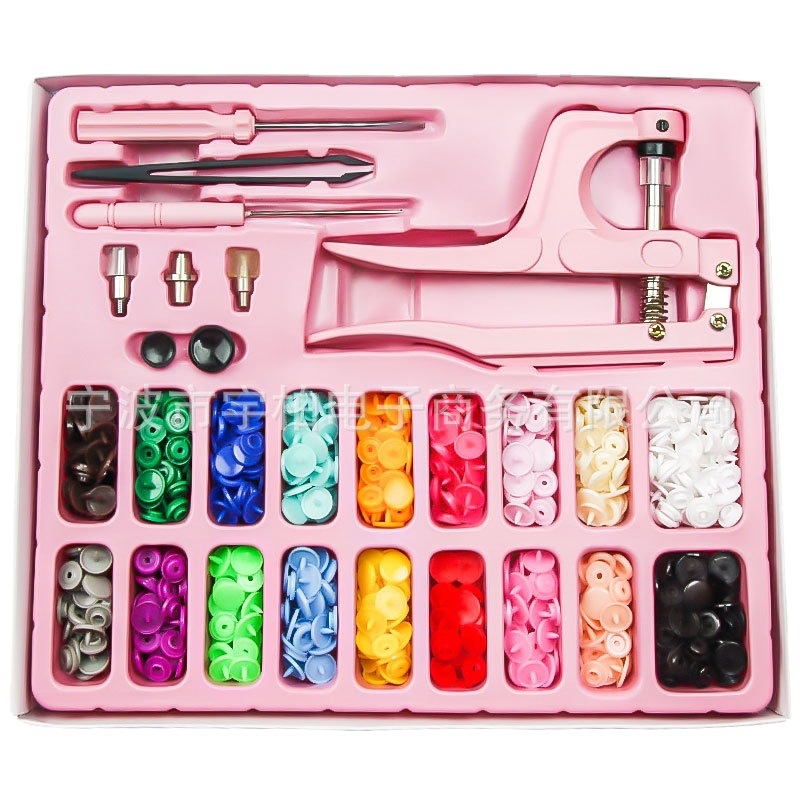 Dervos pagrindu pagamintas keturių spaustukų sagtelių komplektas džinsams (T5), be prekės ženklo pakuotėje