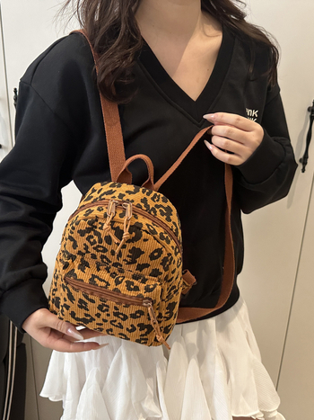 Hátizsák - street fashion stílus, különleges anyag, 2025 tavasz, cipzáras nyitás, belső cipzáras zseb