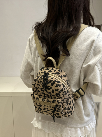 Hátizsák - street fashion stílus, különleges anyag, 2025 tavasz, cipzáras nyitás, belső cipzáras zseb