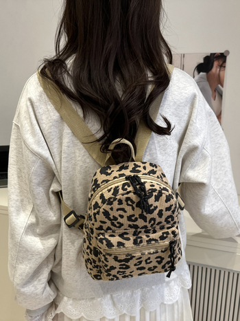 Hátizsák - street fashion stílus, különleges anyag, 2025 tavasz, cipzáras nyitás, belső cipzáras zseb