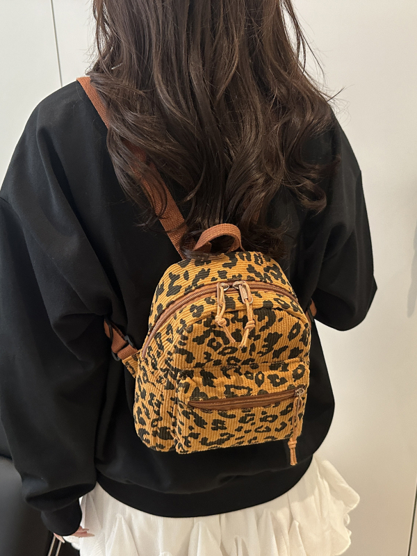 Hátizsák - street fashion stílus, különleges anyag, 2025 tavasz, cipzáras nyitás, belső cipzáras zseb