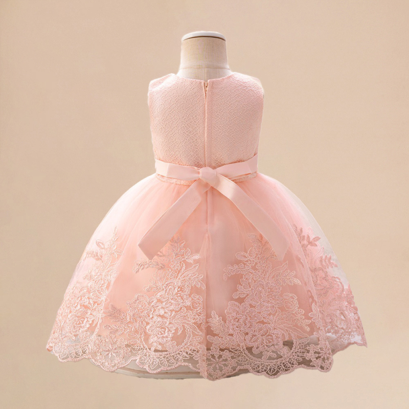 Meitenes princese kleita ar izšuvumu un ziedu režģa audumu, galvenais audums: 65% poliesteris, pildviela: 35% kokvilna, enzīmu mazgāšana, vasara 2025