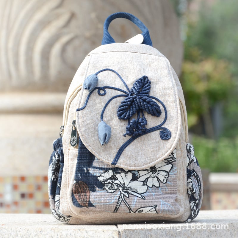 Etno-stílusú hátizsák, vászon anyagból, cipzáras nyitás, háromdimenziós külső dizájn, belső zsebek (cipzáras zseb, telefon, személyi igazolvány)