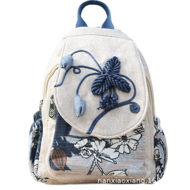 Etno-stílusú hátizsák, vászon anyagból, cipzáras nyitás, háromdimenziós külső dizájn, belső zsebek (cipzáras zseb, telefon, személyi igazolvány)