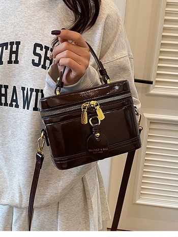 PU чанта тип кофа, цип за затваряне, полиестрова подплата, една презрамка, пролет 2025