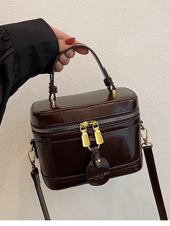 PU чанта тип кофа, цип за затваряне, полиестрова подплата, една презрамка, пролет 2025