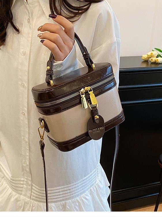 PU чанта тип кофа, цип за затваряне, полиестрова подплата, една презрамка, пролет 2025