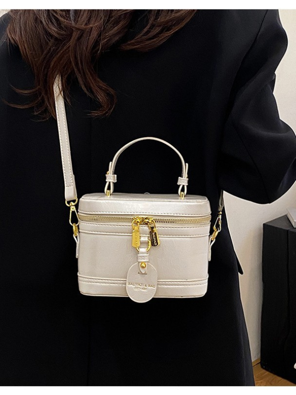 PU чанта тип кофа, цип за затваряне, полиестрова подплата, една презрамка, пролет 2025