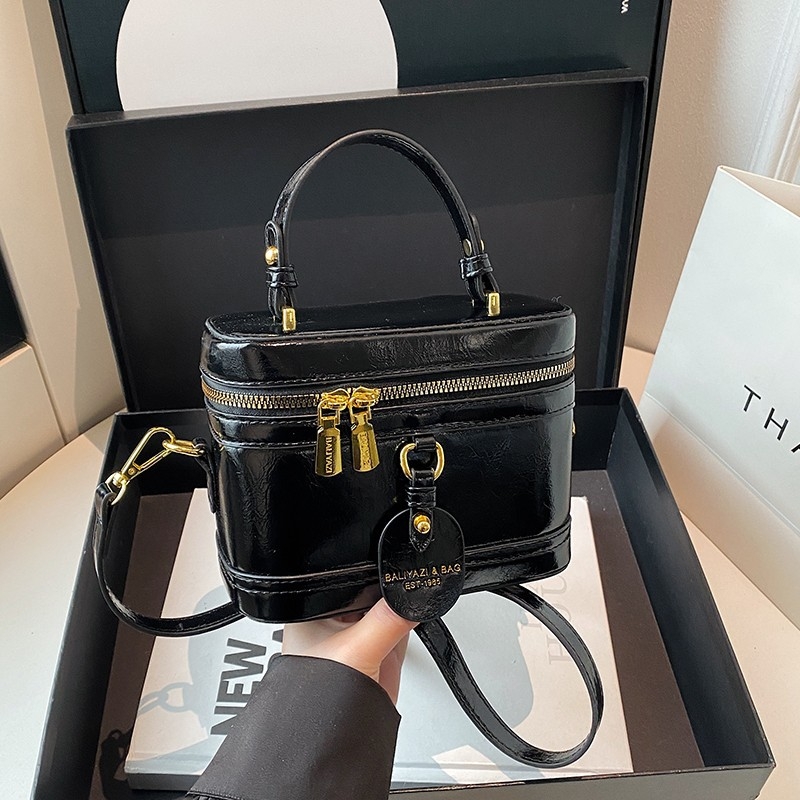 PU чанта тип кофа, цип за затваряне, полиестрова подплата, една презрамка, пролет 2025