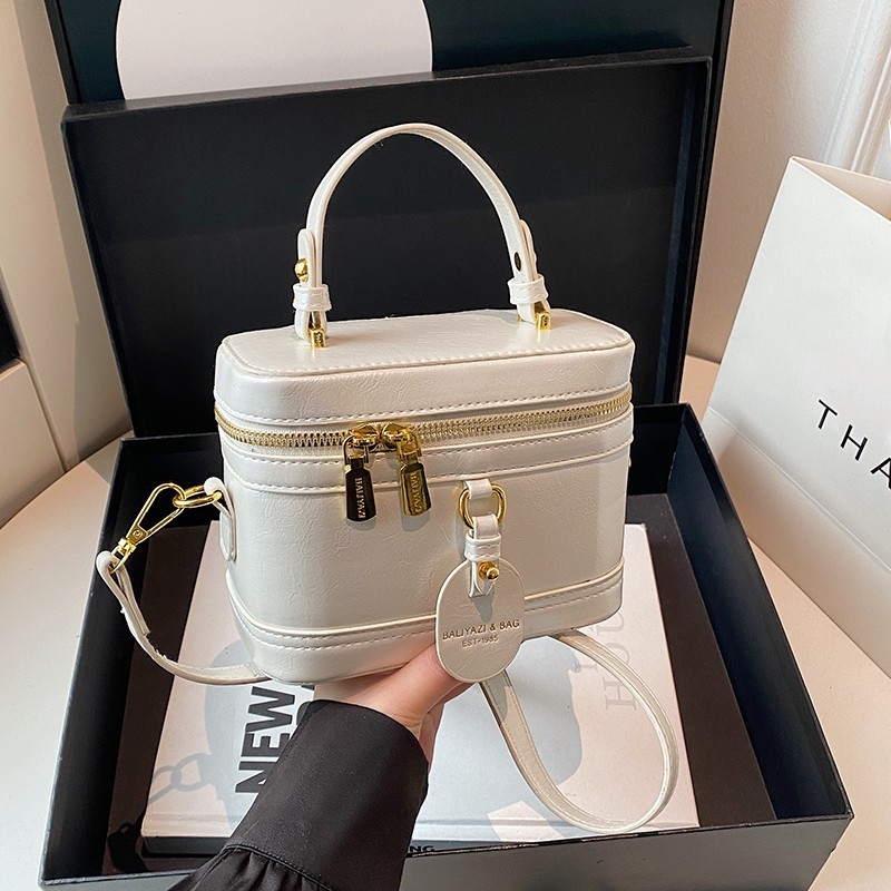 PU чанта тип кофа, цип за затваряне, полиестрова подплата, една презрамка, пролет 2025