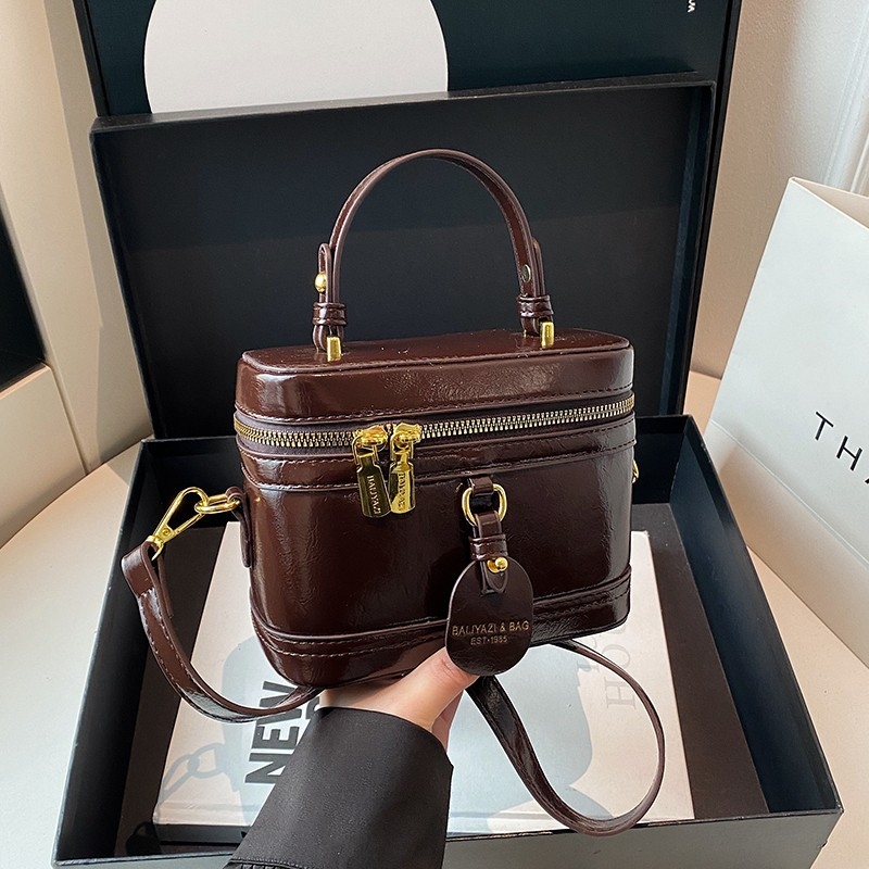 PU чанта тип кофа, цип за затваряне, полиестрова подплата, една презрамка, пролет 2025