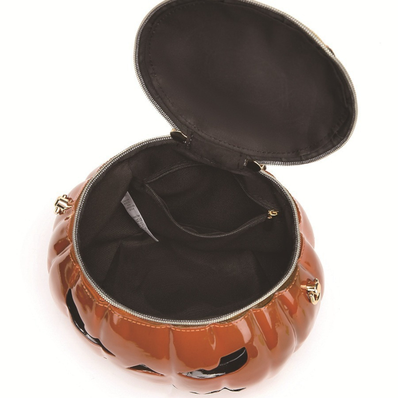 PVC anyagból készült tök alakú táska, street trend stílusban, cipzáras nyitás, poliészter bélés, belső ID-zseb és laminált cipzáras zseb, dupla vállpánt