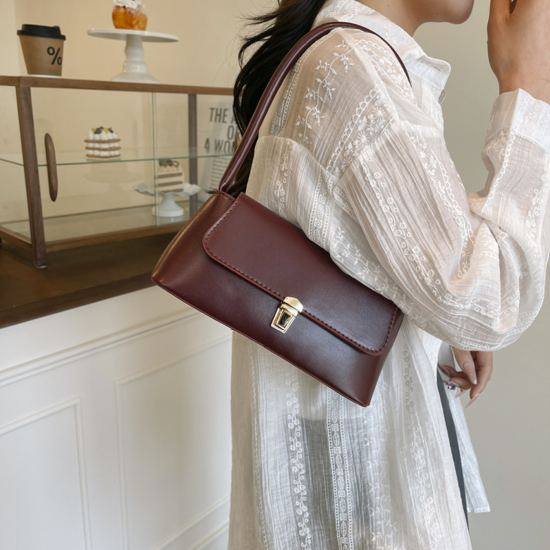 Xiuquan Női PU táska, utcai divat stílus, vízszintes négyszögletes forma, záró nyitás, poliészter bélés, cipzáras zseb és telefontok, fedéllel ellátott táska, 2025 nyár