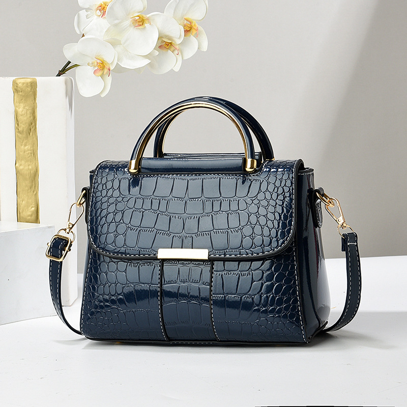 Danfilome PU Street Fashion Saddle Bag, függőleges négyzet alakú forma, cipzáras zárás