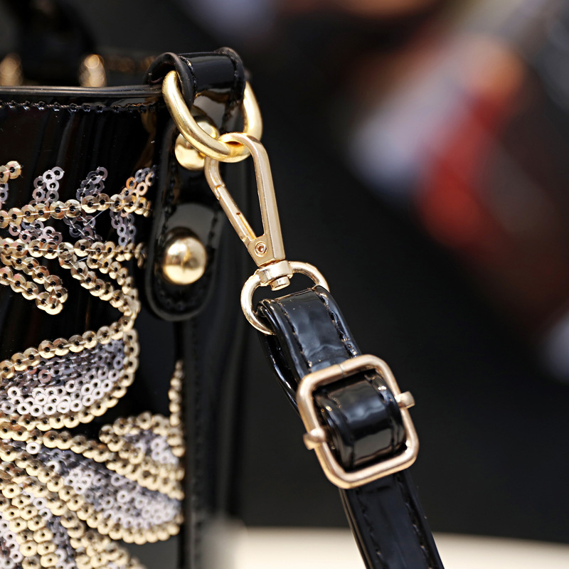 Női PU hengeres táska — Killer Bag stílus, zipzáras zárás, poliészter bélés, belső zsebek: zipzáras zseb, telefonzseb, ID zseb, Xiang Yu márka