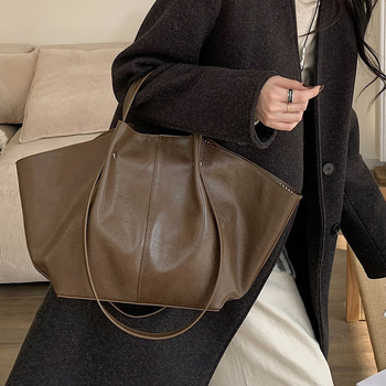 Valódi bőrből készült tote táska, első réteg marhabőrből, növényi cserzés, vintage dumpling forma, mágneses zár, belső cipzáras zseb és ID zseb, poliészter bélés, dupla vállpánt