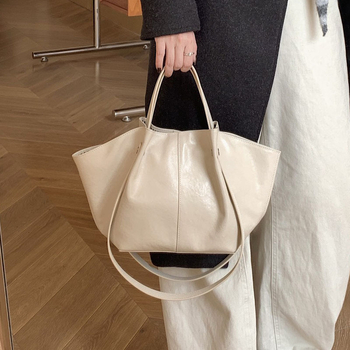 Valódi bőrből készült tote táska, első réteg marhabőrből, növényi cserzés, vintage dumpling forma, mágneses zár, belső cipzáras zseb és ID zseb, poliészter bélés, dupla vállpánt