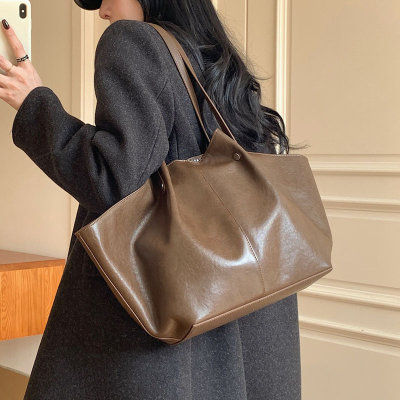 Valódi bőrből készült tote táska, első réteg marhabőrből, növényi cserzés, vintage dumpling forma, mágneses zár, belső cipzáras zseb és ID zseb, poliészter bélés, dupla vállpánt