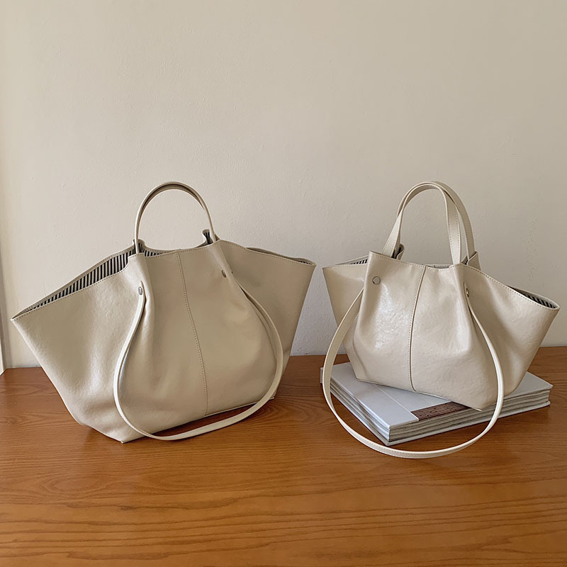 Valódi bőrből készült tote táska, első réteg marhabőrből, növényi cserzés, vintage dumpling forma, mágneses zár, belső cipzáras zseb és ID zseb, poliészter bélés, dupla vállpánt