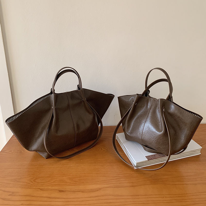 Valódi bőrből készült tote táska, első réteg marhabőrből, növényi cserzés, vintage dumpling forma, mágneses zár, belső cipzáras zseb és ID zseb, poliészter bélés, dupla vállpánt
