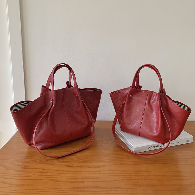 Valódi bőrből készült tote táska, első réteg marhabőrből, növényi cserzés, vintage dumpling forma, mágneses zár, belső cipzáras zseb és ID zseb, poliészter bélés, dupla vállpánt