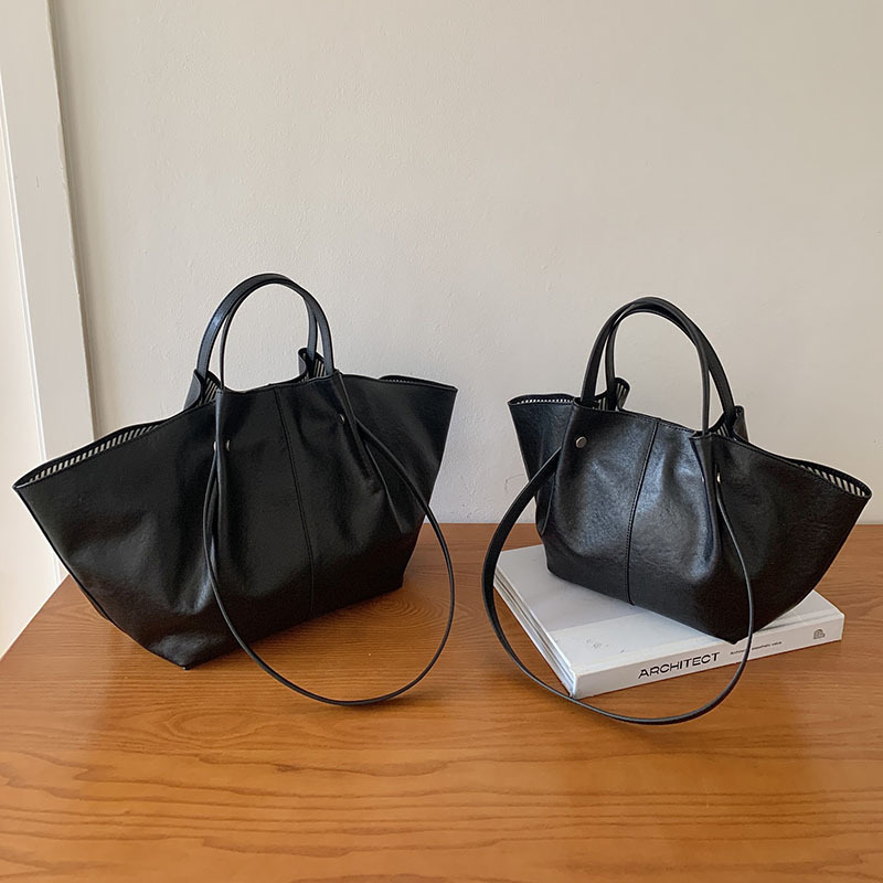 Valódi bőrből készült tote táska, első réteg marhabőrből, növényi cserzés, vintage dumpling forma, mágneses zár, belső cipzáras zseb és ID zseb, poliészter bélés, dupla vállpánt