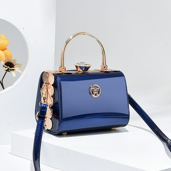 Shi Chen PU bőr szatchel táska, páncél ihletésű dizájn, kerek forma, zárható kapcsos zár, egy vállpánt, belső zseb, poliészter bélés