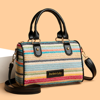 Szalmából készült váll- és keresztpántos táska hengeres alakban, cipzáras zárás, poliészter bélés, belső zseb