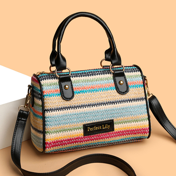 Szalmából készült váll- és keresztpántos táska hengeres alakban, cipzáras zárás, poliészter bélés, belső zseb