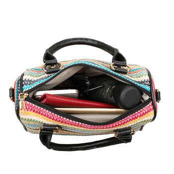 Szalmából készült váll- és keresztpántos táska hengeres alakban, cipzáras zárás, poliészter bélés, belső zseb