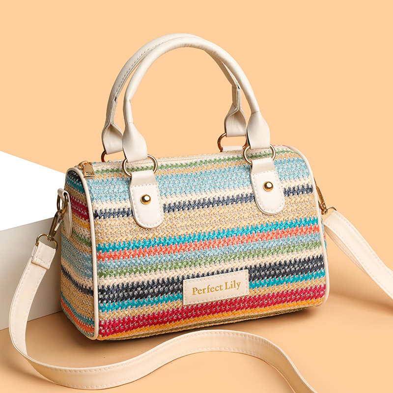 Szalmából készült váll- és keresztpántos táska hengeres alakban, cipzáras zárás, poliészter bélés, belső zseb