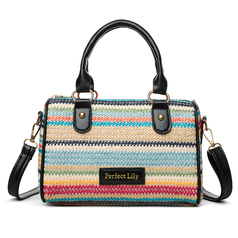 Szalmából készült váll- és keresztpántos táska hengeres alakban, cipzáras zárás, poliészter bélés, belső zseb