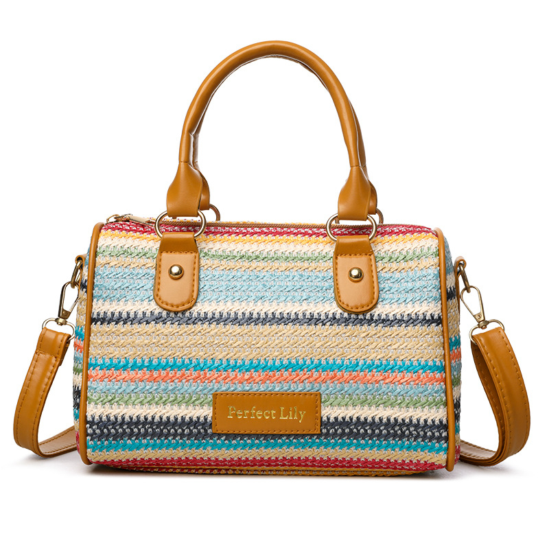 Szalmából készült váll- és keresztpántos táska hengeres alakban, cipzáras zárás, poliészter bélés, belső zseb