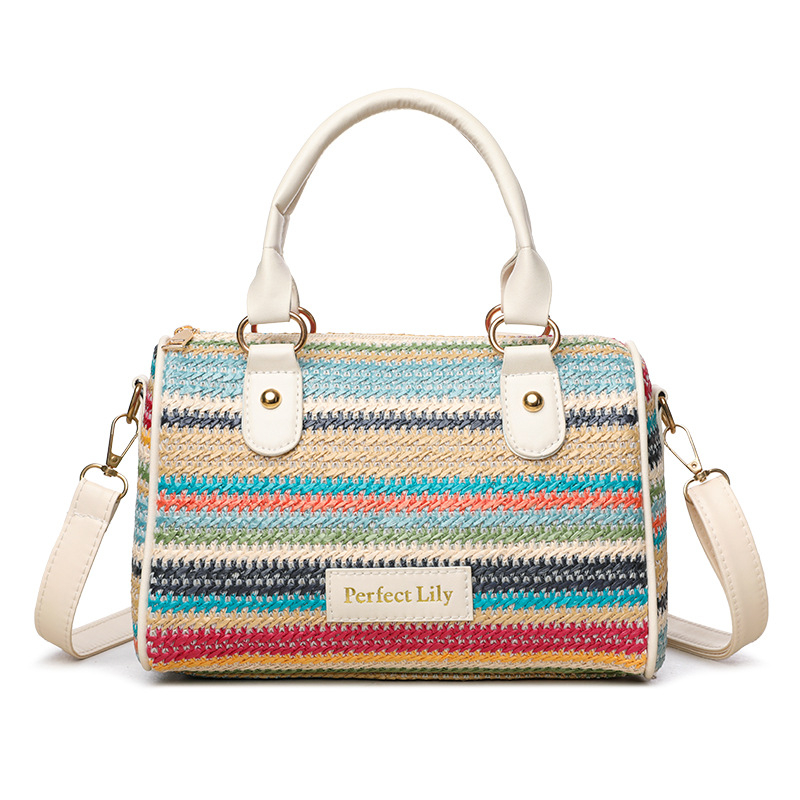 Szalmából készült váll- és keresztpántos táska hengeres alakban, cipzáras zárás, poliészter bélés, belső zseb