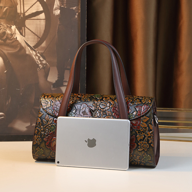 Sylvia PU Tote táska, vízszintes négyzet alakú, mágneszárnyos zárás, belső rekeszek: cipzáros zseb, telefon zseb, szendvics típusú cipzáras zseb