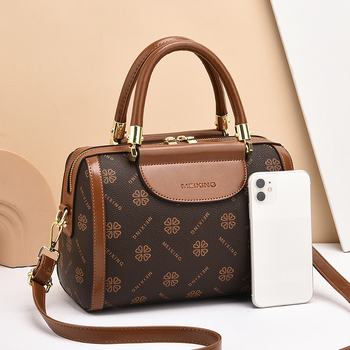 Boston táska Orange beans PVC anyagból, cipzáras záródással és belső cipzáras zsebbel, valamint zseb a telefon számára